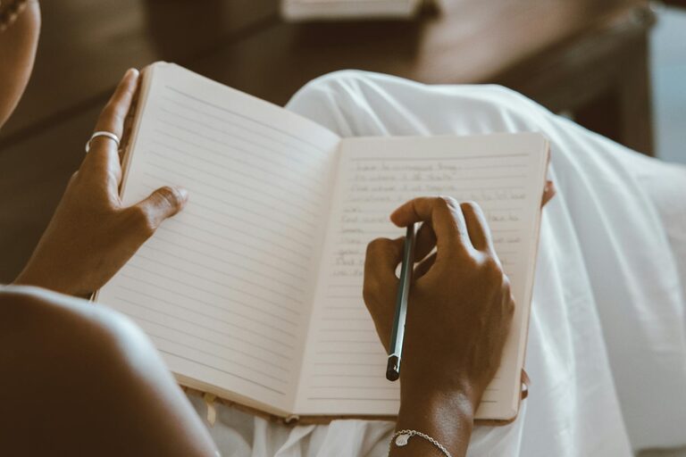 Beginner Guide to Journaling Every Day for Better Habits